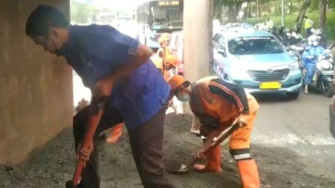 Truk terguling di Jalan Gatot Soebroto, Jakarta Selatan, Senin, 1 November 2021.