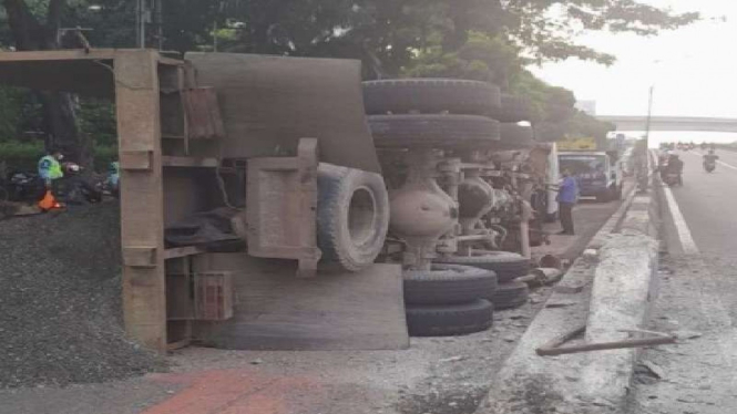 Dump truck kecelakaan di Jalan Gatot Subroto
