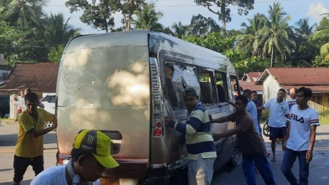 Bus yang membawa kesebelasan sepak bola di Jambi terguling 