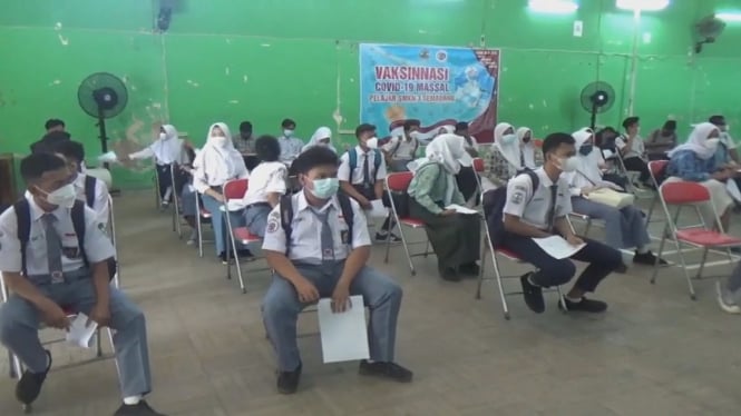  Sejumlah siswa di Kota Semarang mengikuti vaksinasi jelang PTM 