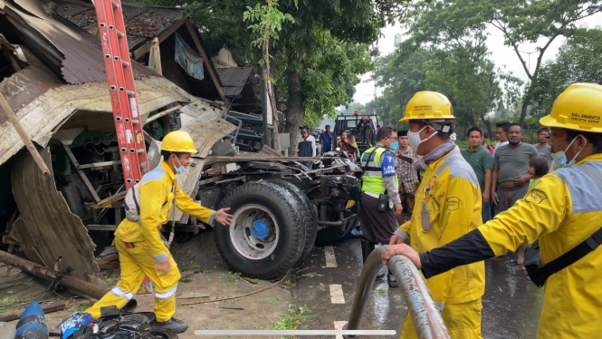 Truk kontainer menabrak rumah toko di Duri Kosambi, Jakarta Barat