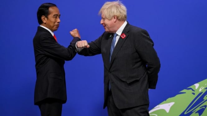 Presiden Joko Widodo disambut Perdana Menteri Inggris Boris Johnson setibanya di arena Konferensi Tingkat Tinggi Perubahan Iklim COP26 di Glasgow, Skotlandia, hari ini.
