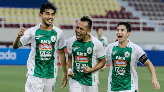 Pemain PSS Sleman merayakan gol