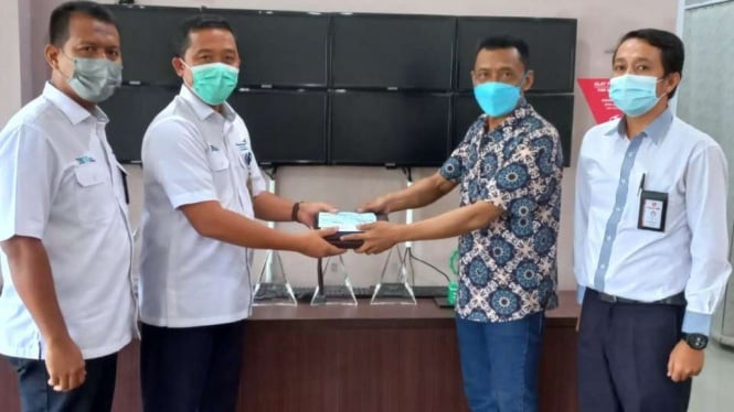 Pihak Bandara Soetta, AP II dan EGM Jambi menyerahkan dompet berisi cek.