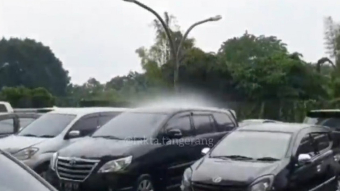 Viral Fenomena Hujan Hanya Guyur 1 Mobil di Parkiran (Instagram/fakta.indo)