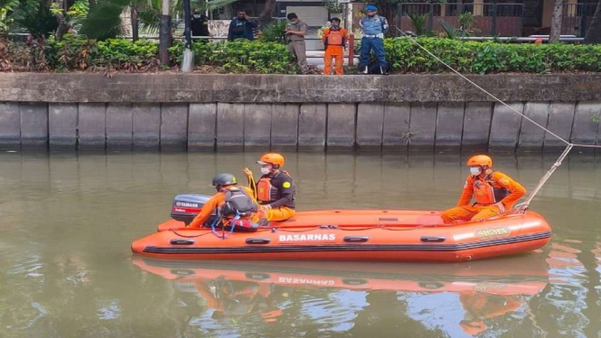 Tim SAR gabungan mencari seorang remaja yang tenggelam di sungai Kalimas, Surabaya, Jawa Timur, Senin, 1 November 2021.