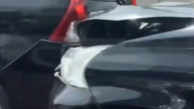 Viral Video 12 Mobil Tabrakan Beruntun di Tol Cikampek (Instagram/fakta.indo)