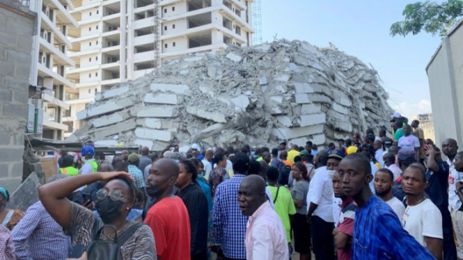 100 Orang pekerja tertimbun bangunan runtuh di Nigeria.