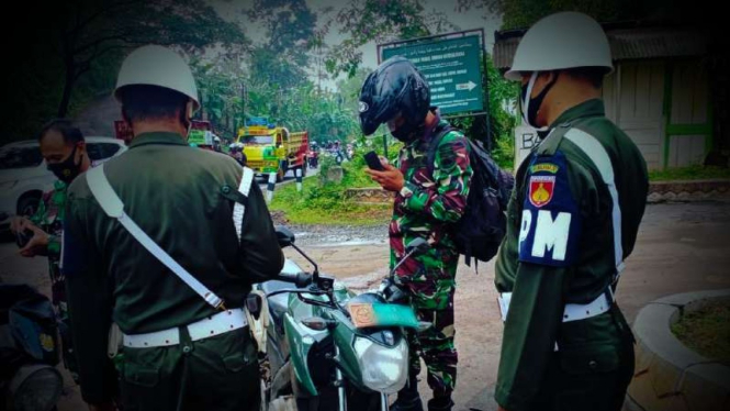 VIVA Militer: Denpom IV/I cegat prajurit TNI.