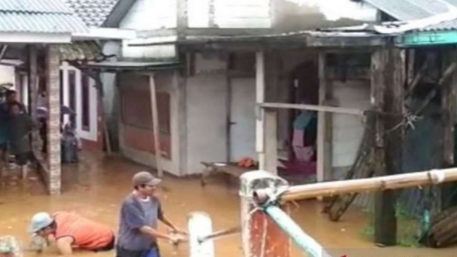Banjir menggenangi permukiman warga di Desa Sukanagara, Kecamatan Sukanagara, Kabupaten Cianjur, Provinsi Jawa Barat, Selasa, 2 November 2021.
