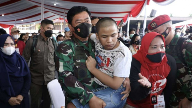 VIVA Militer: Panglima TNI gendong anak penyandang disabilitas