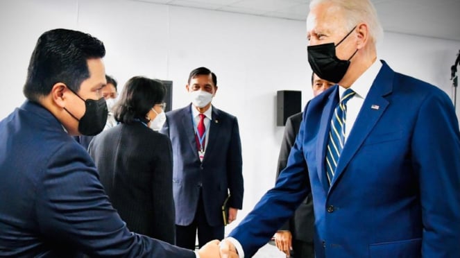 Menteri BUMN Erick Thohir bersalaman dengan Presiden AS Joe Biden di sela acara KTT COP26.