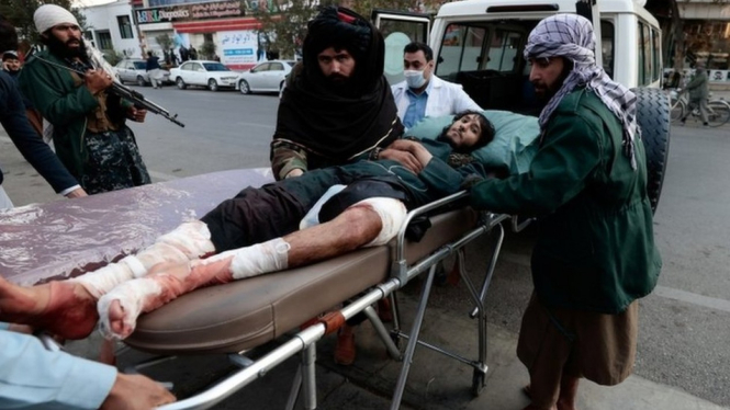 Petempur Taliban dilarikan ke rumah sakit.  Reuters via BBC Indonesia