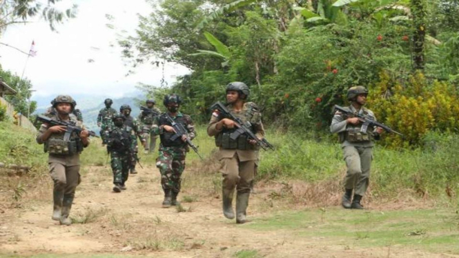 Sejumlah personel Satgas Madago Raya saat menyisir pegunungan Dusun Manggalapi, Kabupaten Poso, Sulawesi Tengah, untuk memburu sejumlah orang yang tersisa anggota kelompok Mujahidin Indonesia Timur pimpinan mendiang Ali Kalora.