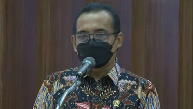 Mensetneg Pratikno saat menyerahkan surat presiden soal calon Panglima TNI 