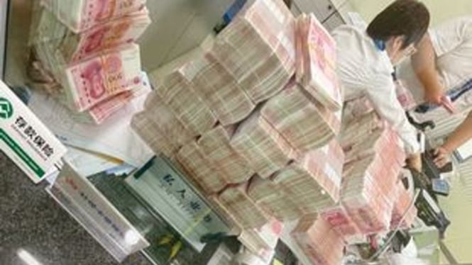 Seorang miliarder China menarik uang tunai  5 juta yuan atau sekitar Rp11 miliar