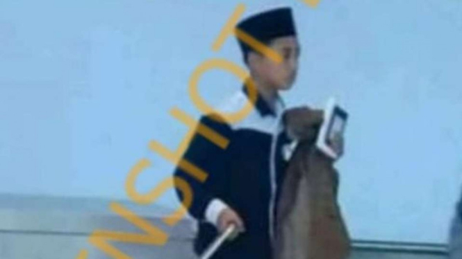 Tangkapan layar (screenshot) sebuah akun Facebook yang mengunggah foto seorang bocah peserta Tahfiz Al-Quran tingkat dunia asal Lombok Timur, NTB, yang diklaim berangkat berlaga tanpa dilepas oleh Presiden maupun pejabat pemerintah.
