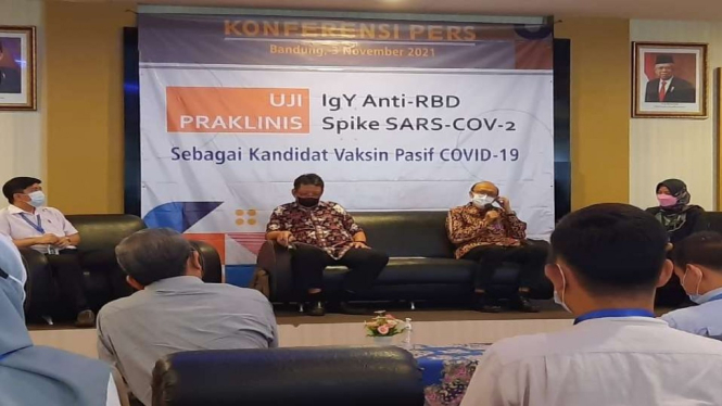 Badan Riset dan Inovasi Nasional (BRIN) dalam konferensi pers tentang laporan uji praklinis terhadap IgY yang digadang-gadang sebagai vaksin pasif COVID-19 di Bandung, Jawa Barat, Rabu, 3 November 2021.