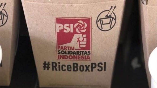 Nasi box berlogo Partai Solidaritas Indonesia (PSI)