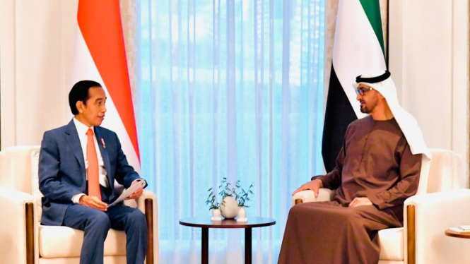 Presiden Joko Widodo berbincang dengan Putra Mahkota Abu Dhabi, Sheikh Mohammed Bin Zayed Al Nahyan (MBZ).