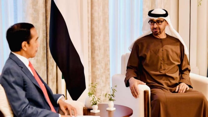 Presiden Joko Widodo dalam pertemuan bilateral dengan Sheikh Mohammed Bin Zayed Al Nahyan (MBZ) yang digelar di Istana Al-Shatie, Abu Dhabi, Persatuan Emirat Arab, pada Rabu, 3 November 2021. 
