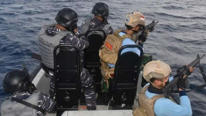 VIVA Militer: Prajurit TNI Angkatan Laut kejar kapal penyelundup narkotika