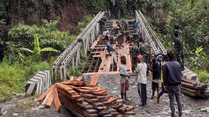 Jembatan Sahayu KM 97 yang dirusak orang tak dikenal (OTK) diperbaiki