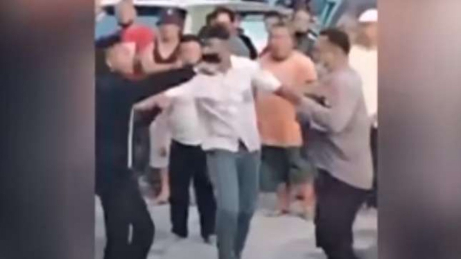 Kapolsek ditantang duel dua siswa SMA yang diduga mabuk.