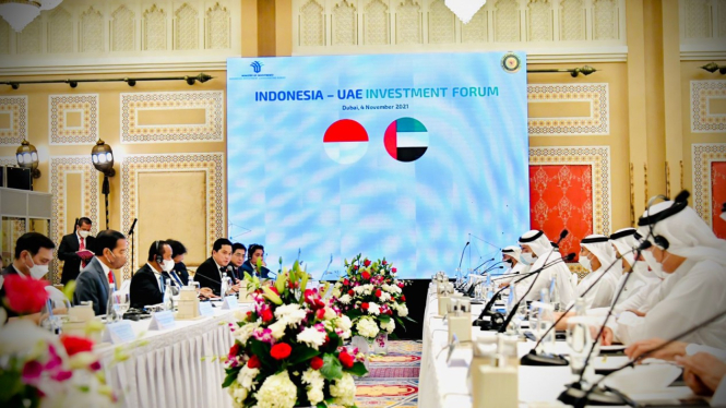 Presiden Jokowi dan jajaran menteri di Indonesia-UAE Investment Forum.