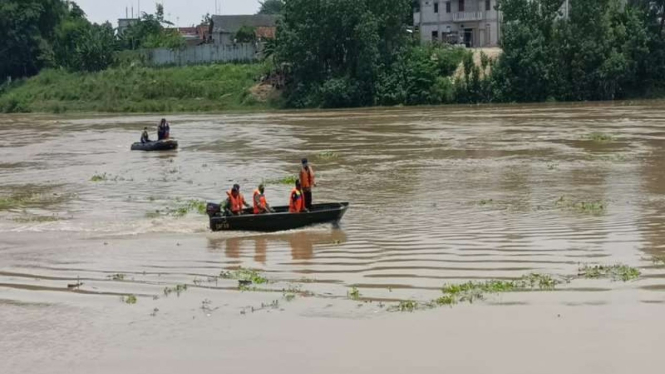 Tim SAR melakukan pencarian korban perahu terbalik di Sungai Bengawan Solo