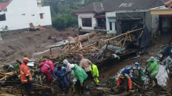 Banjir Bandang Meluas ke Kota Malang, 452 Warga Mengungsi  Halaman 2
