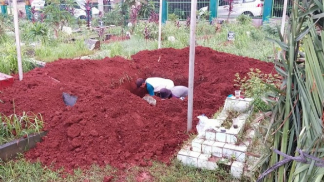 Petugas gali makam untuk Vanessa Angel dan Bibi Ardiansyah