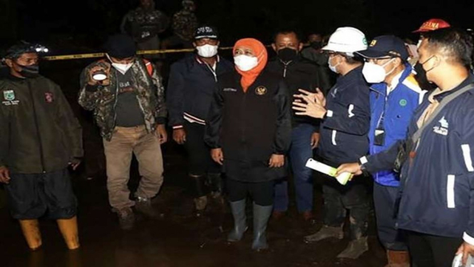 Gubernur Jawa Timur Khofifah Indar Parawansa (tengah) mengecek penanganan bencana banjir bandang di Dusun Gintung, Desa Bulukerto, Kecamatan Bumiaji, Kota Batu, Jawa TImur, Kamis malam, 4 November 2021.