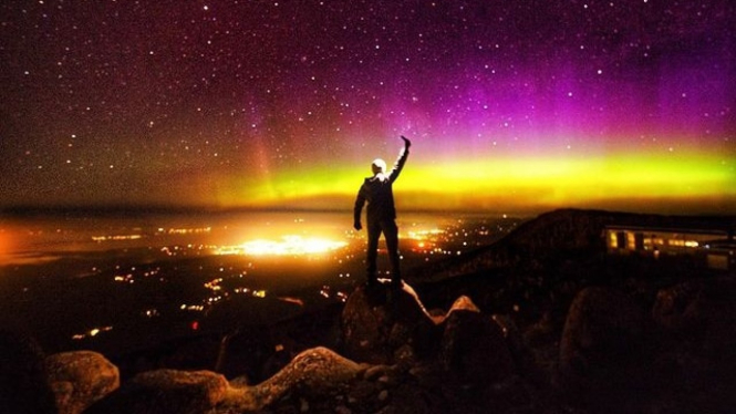 Fenomena Aurora Australis ini bisa disaksikan di Tasmania semalam, kawasan di Australia yang paling mendekati Kutub Selatan. (Instagram: snapshottours)
