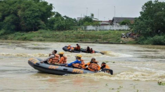 Tim SAR melakukan pencarian korban perahu penyeberangan yang terbalik di Sungai Bengawan Solo, Bojonegoro, Jawa Timur, Kamis, 4 November 2021.
