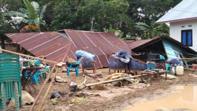 Banjir melanda beberapa desa di wilayah Kecamatan Anggrek, KabupatenGorontalo Utara, Provinsi Gorontalo, sejak Kamis malam, 4 November 2021.
