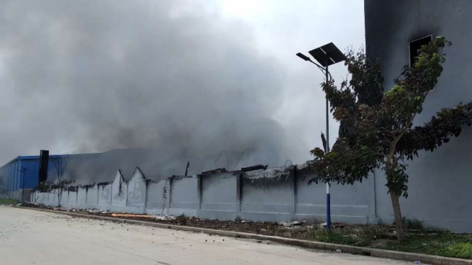 Asap hitam dari kebakaran mengepul dari kompleks pabrik korek gas di Kecamatan Pakuhaji, Kabupaten Tangerang, Banten, Jumat, 5 November 2021, belum sepenuhnya padam setelah tiga hari kejadian.