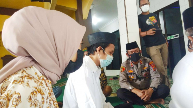 Kapolsek Medan Timur, Kompol Muhammad Arifin menyaksikan pernikahan tahanan kasus begal.