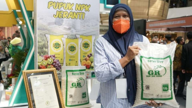 Euis Dedah, pemilik hak merek dagang beras premium Griya Rosydan, memperlihatkan satu contoh produknya yang mendapatkan sertifikat SNI dari BSN ketika dia menerima penghargaan itu dalam Indonesia Quality Expo 2021 di Bandung, Kamis, 4 November 2021.