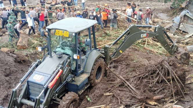 Evakuasi material banjir bandang di Kota Batu, Jatim.