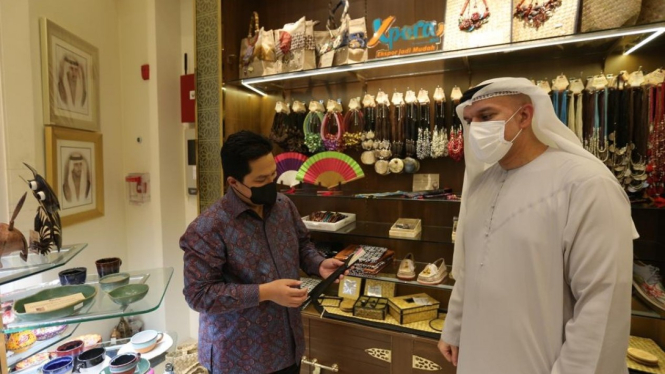 Menteri BUMN Erick Thohir sedang berada di Al Jaber Gallery di Mall of Dubai