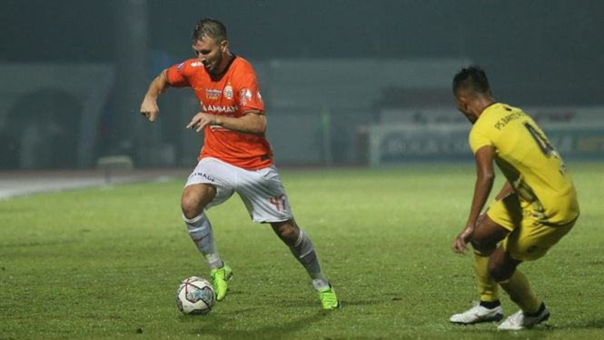 Pertandingan Persija Jakarta melawan Barito Putera