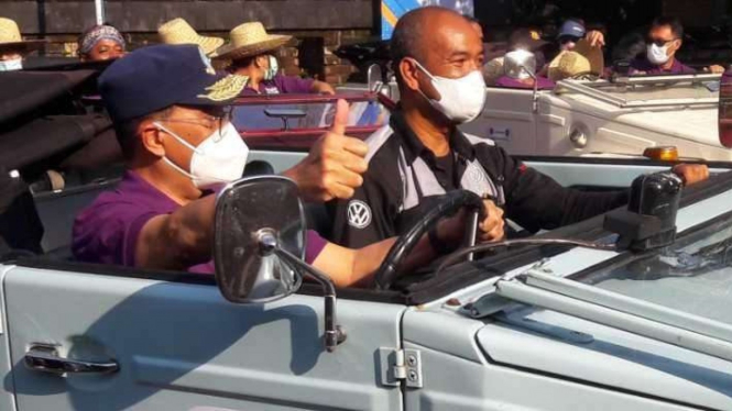 Menteri Perhubungan Budi Karya Sumadi mengendarai mobil VW di Magelang.
