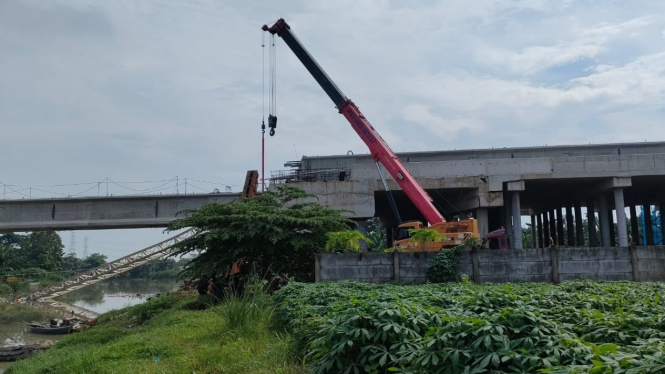 Crane proyek Tol Cibitung-Cilincing ambruk
