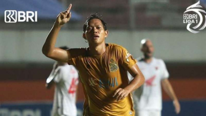 Pemain Bhayangkara FC, Adam Alis Setyano rayakan gol.