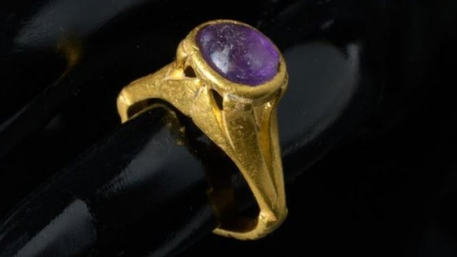 Arkeolog menemukan cincin emas batu kecubung ungu di Yavne, Israel.