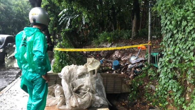 Tembok pembatas trotoar Roboh.