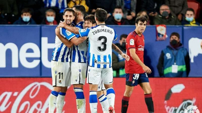 Pemain Real Sociedad rayakan gol.