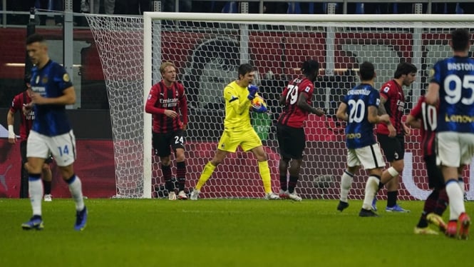 Ciprian Tatarusanu menghentikan penalti dalam duel AC Milan vs Inter Milan