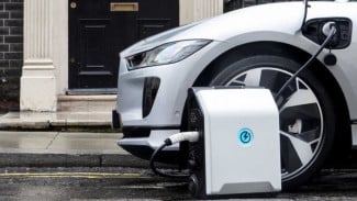 Lebih Mudah, Kini Mobil Listrik Bisa Dicas Pakai Powerbank